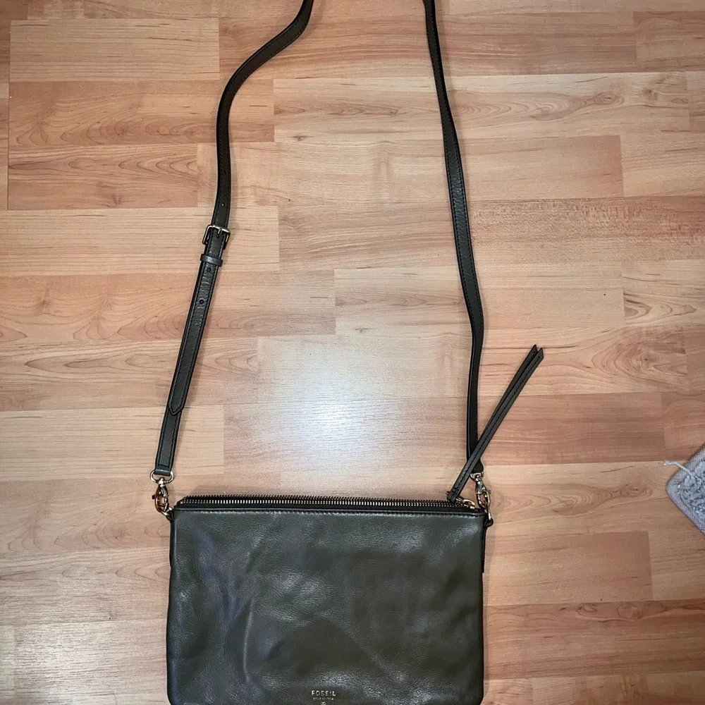 Brand NEW- NEVER USED FOSSIL GRAY LEATHER CROSSBODY BAG FOR WOMEN